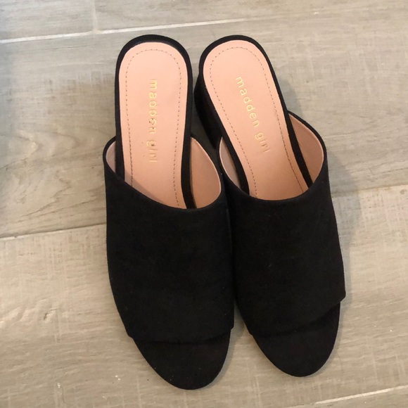 Black slip on heeled shoes - Picture 2 of 3